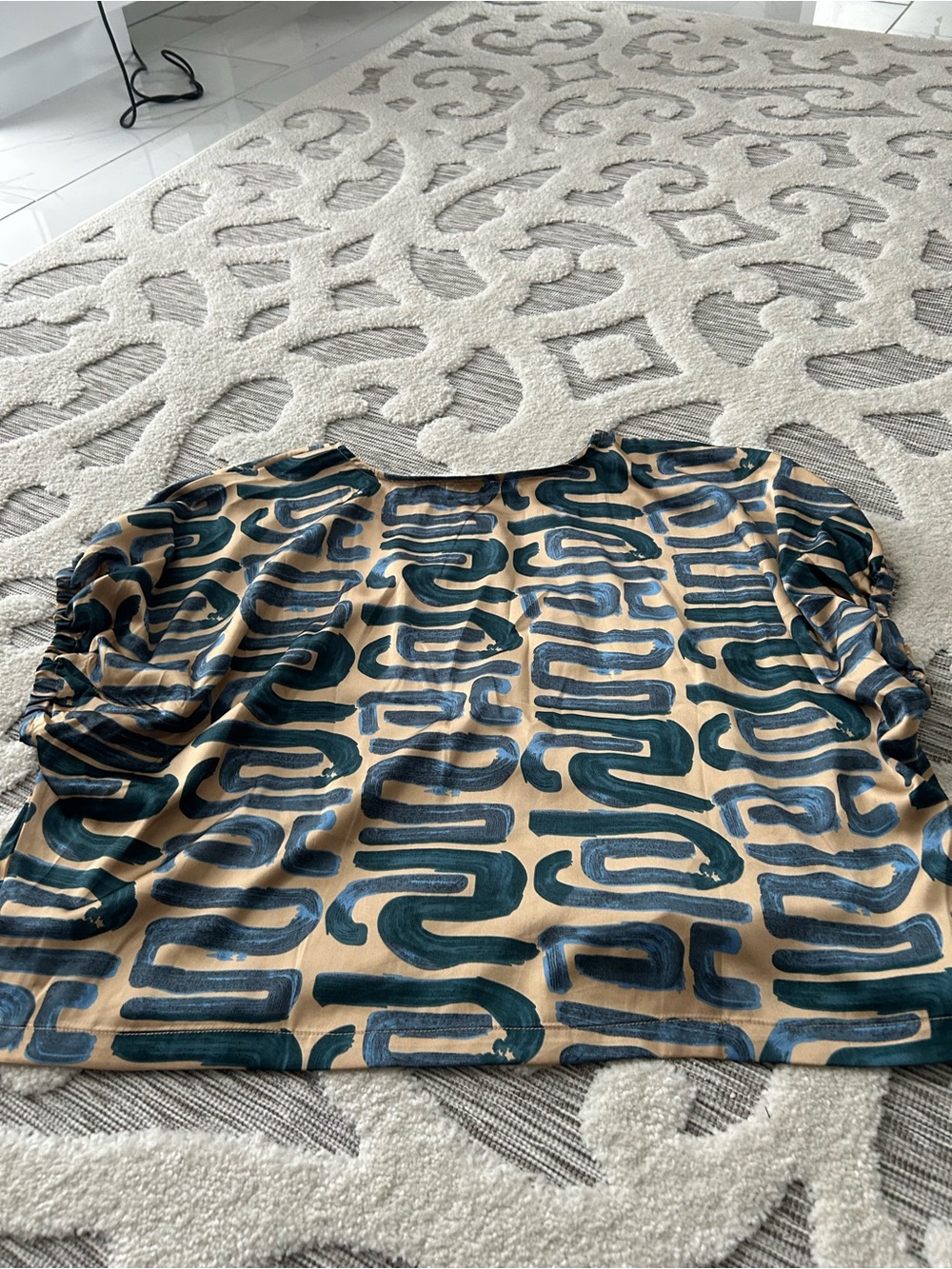 eesome Tan Short Sleeve Top with Teal Abstract Brushstroke Print